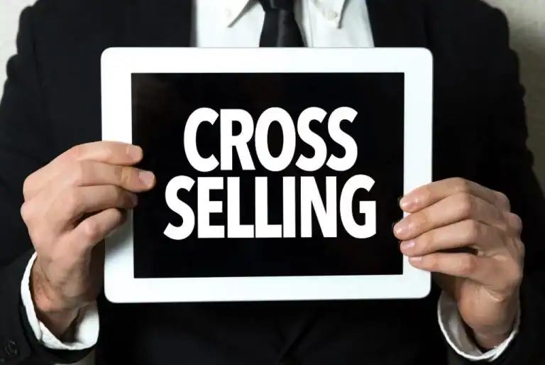 sprzedaż krzyżowa i upselling różnice schemat